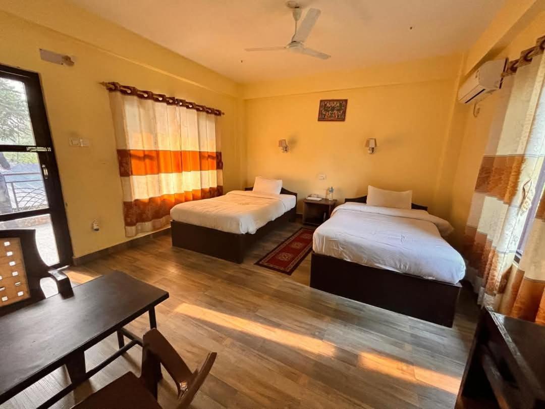 Silent Park Hotel Sauraha Exterior photo